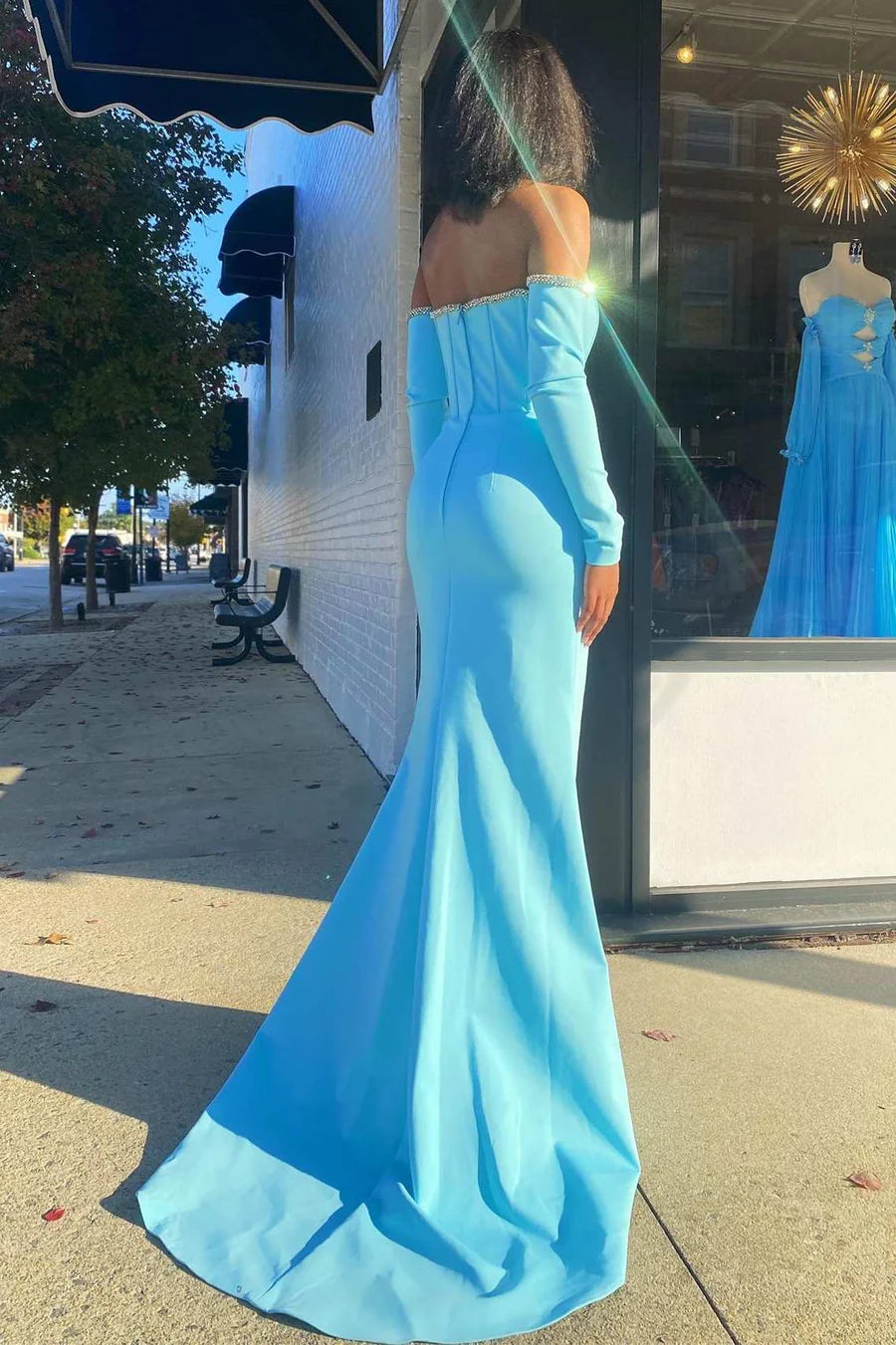 Vestido de fiesta de sirena con mangas y hombros descubiertos